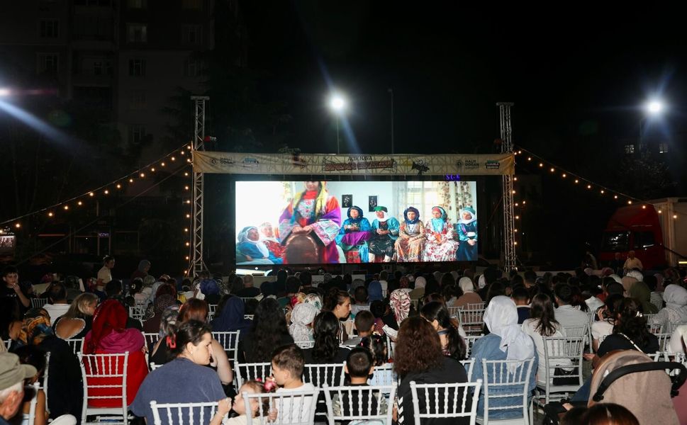 Samsun`da Açık Hava Sinema Keyfi 17 İlçeye Taşındı